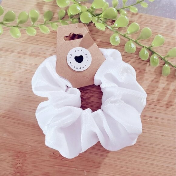 New White Velvet Scrunchie - Picture 1 of 4